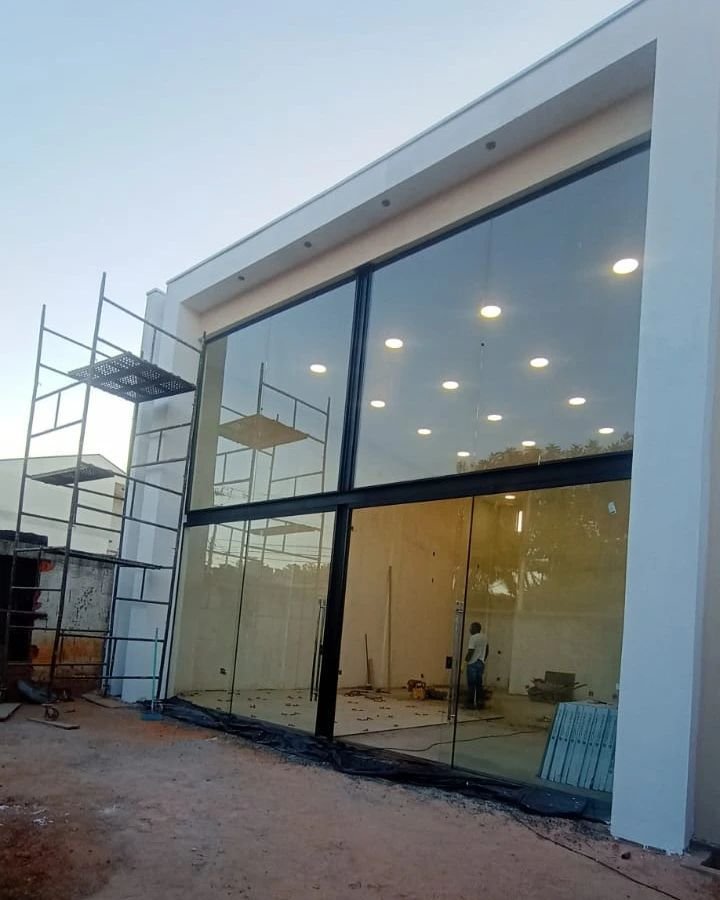 كابينة شاور زجاجي فاخرة في حمام بالخبر
