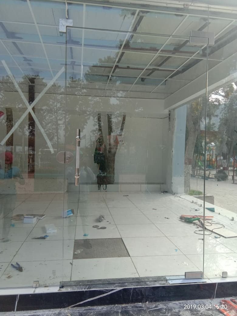 زجاج سكريت شفاف بديكور حديث