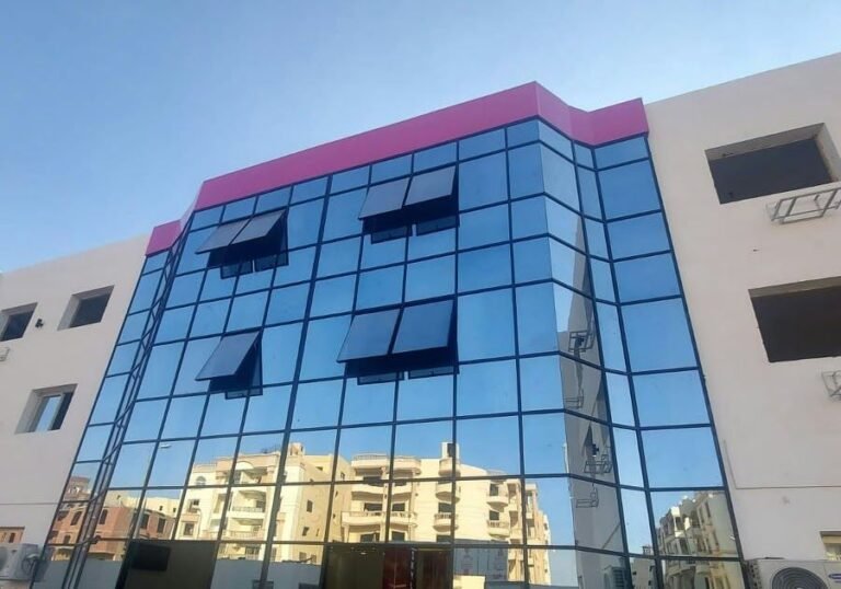 تنفيذ واجهات زجاج سكوريت في الدمام