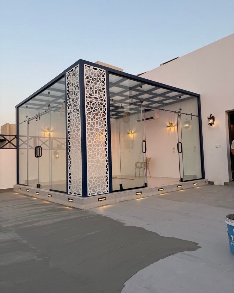 فنيون يقومون بتركيب زجاج سكريت لواجهة مبنى تجاري