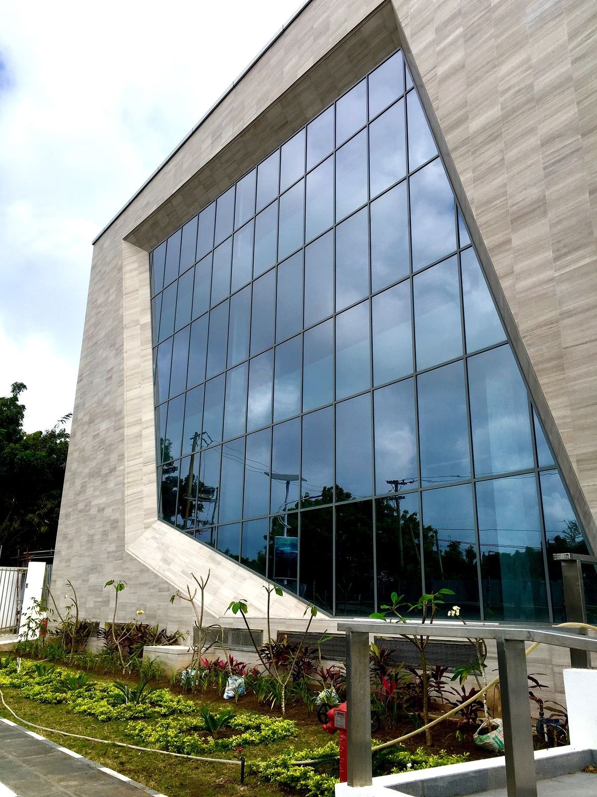 واجهة محل زجاج سكريت الدمام