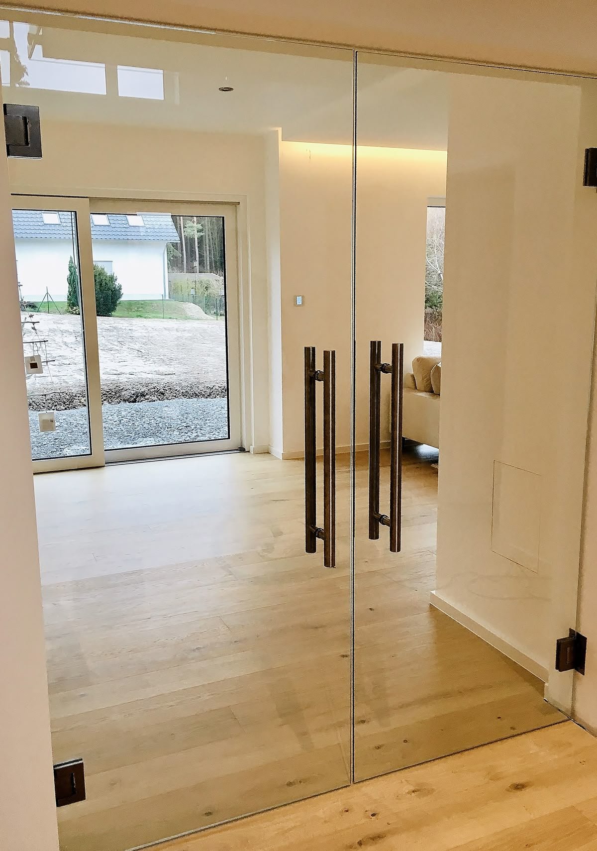 تفصيل باب زجاج سكريت للمنازل بأيدي فني زجاج محترف