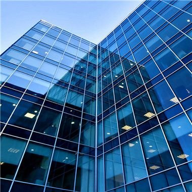 واجهة محل بزجاج سكريت شفاف بتشطيب فاخر