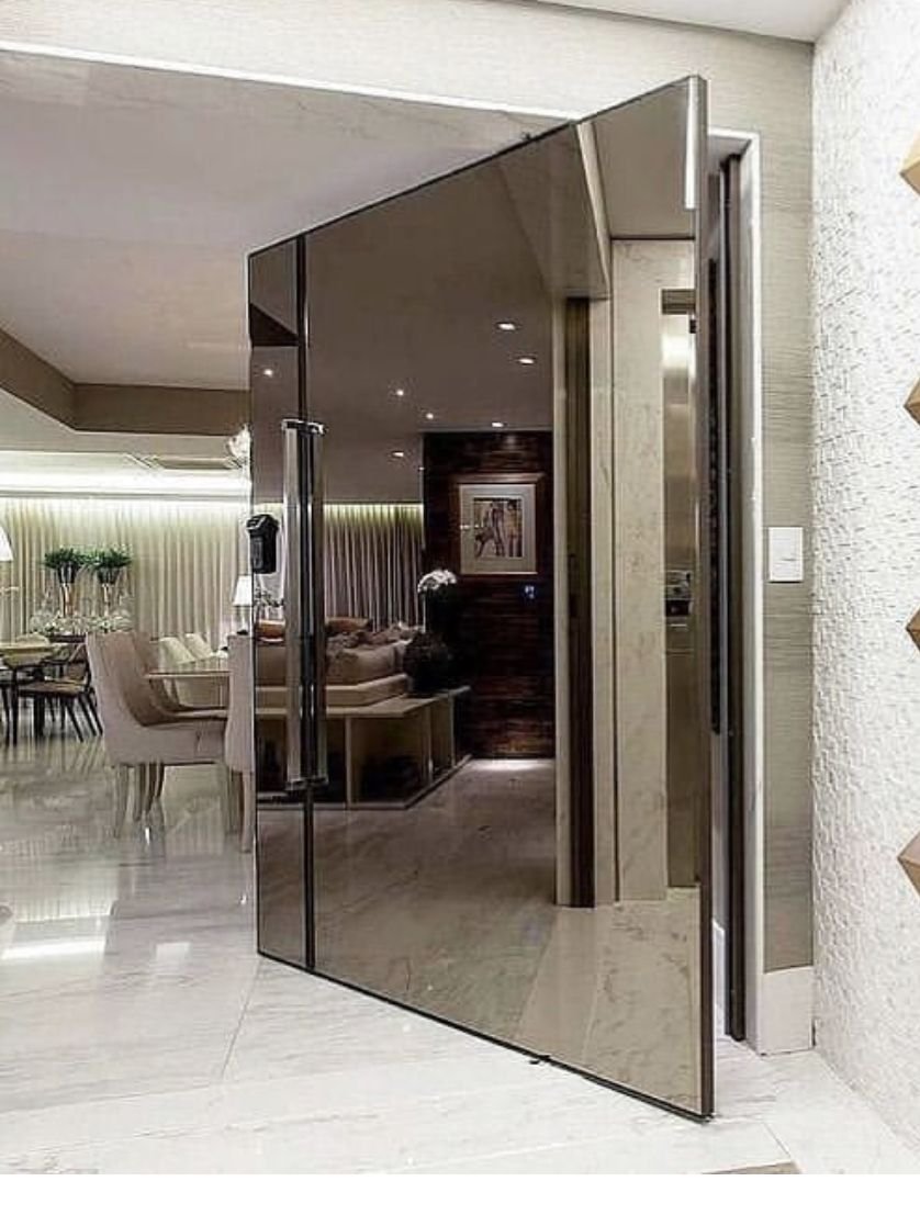 فني تركيب زجاج سكريت بخبرة عالية