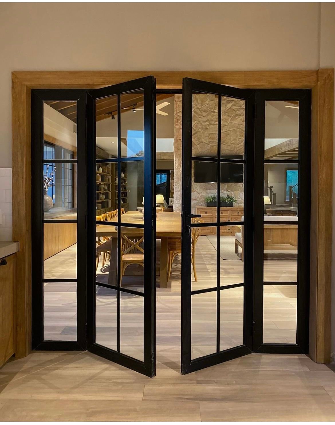 باب زجاج مزخرف بتصميم جميل