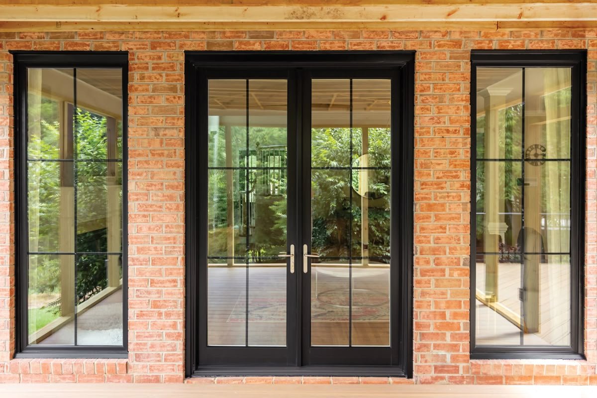 فني تركيب باب في الخبر