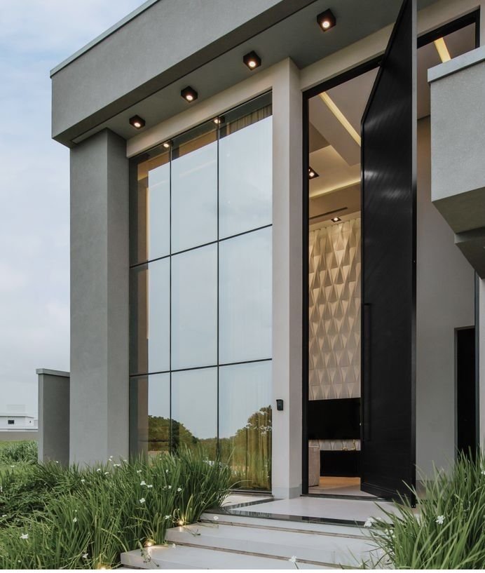 فني تركيب واجهات زجاج سكريت في الدمام